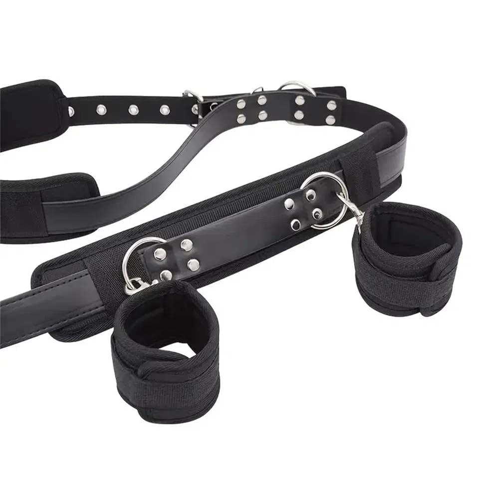 Accessoires en cuir noir pour créer une ambiance, idéal pour les couples