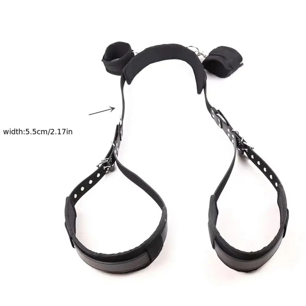 Accessoires en cuir noir pour créer une ambiance, idéal pour les couples
