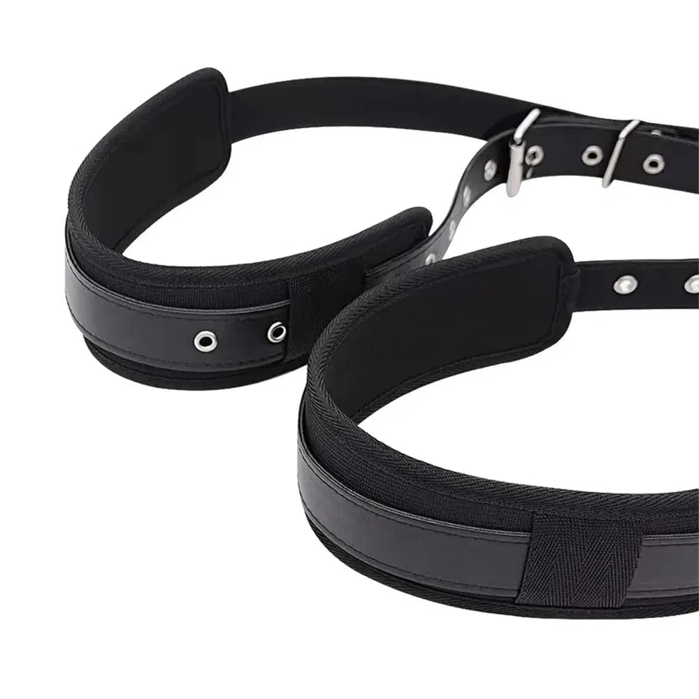 Accessoires en cuir noir pour créer une ambiance, idéal pour les couples