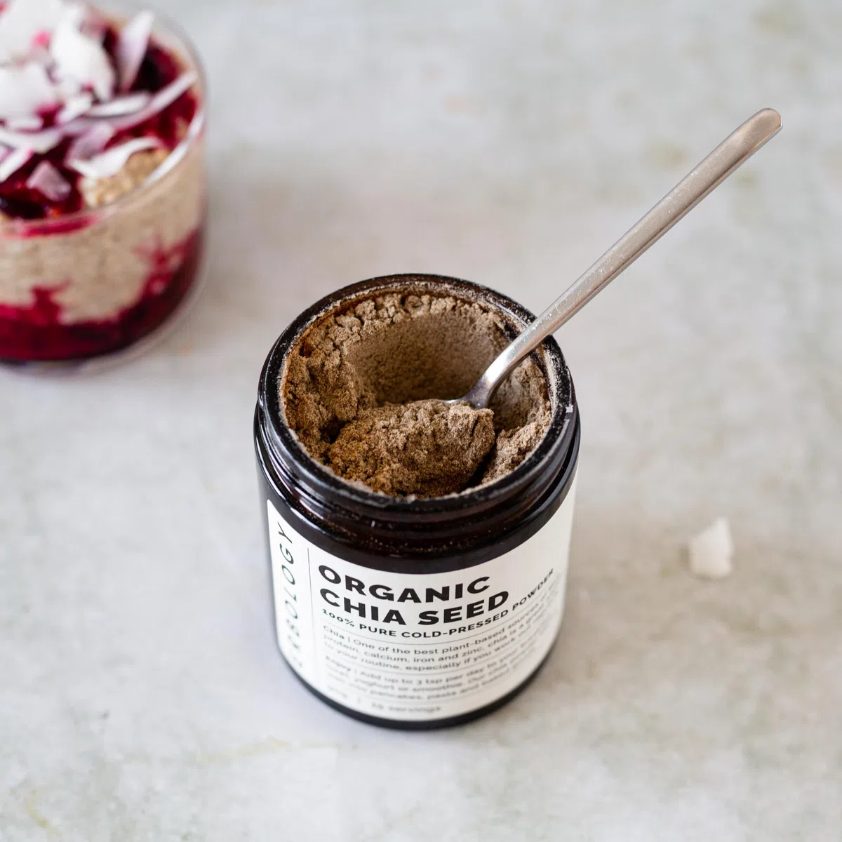 100% Poudre de Chia Bio 125 g - Pressée à Froid - Riche en Fibres et en Protéines - Riche en Minéraux - Crue, Végétalienne et Sans Gluten - Sans OGM - Sans Additifs ni Conservateurs